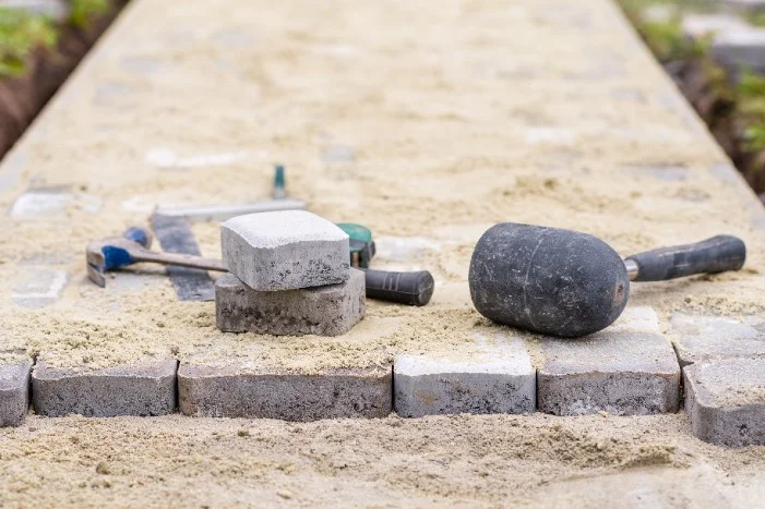 Pflasterarbeiten mit Gummihammer