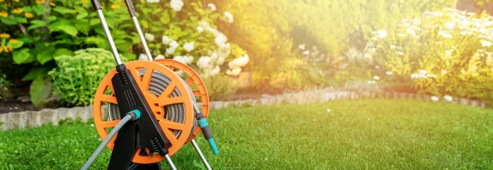 Gartenschlauch auf Haspel im Garten