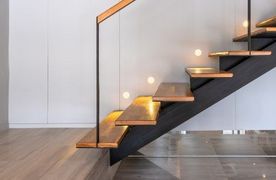 moderne Treppe mit Beleuchtung