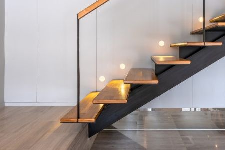 moderne Treppe mit Beleuchtung