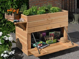 Hochbeet aus Holz mit offenem Stauraum