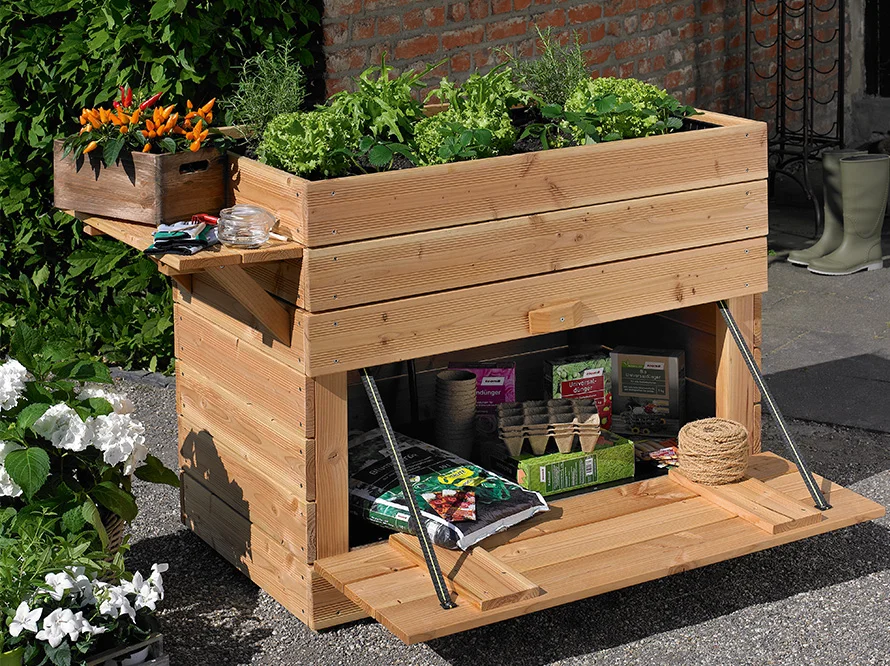 Hochbeet aus Holz mit offenem Stauraum