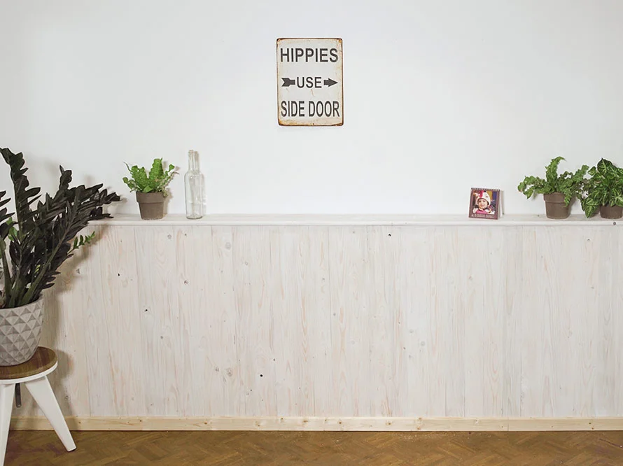 Holzvertäfelte Wand mit Dekoration