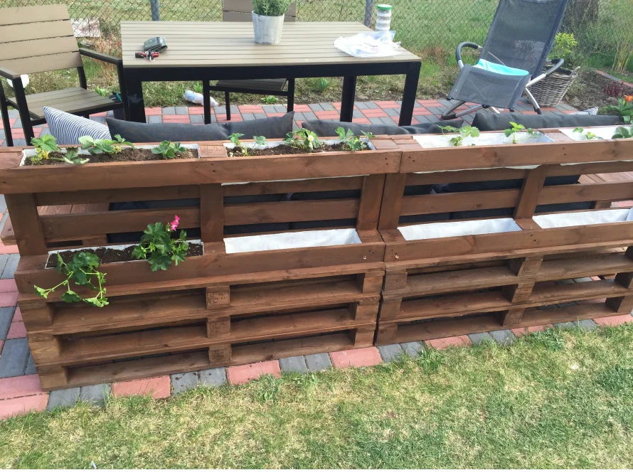 Blumenbank aus Holzpaletten