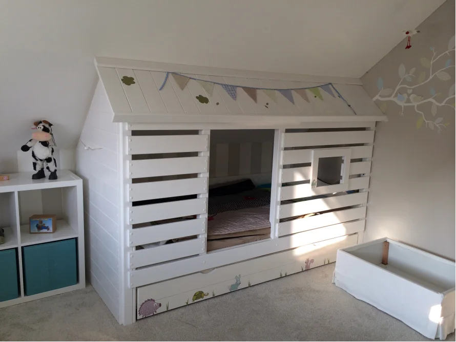 Weißes Hochbett in Form eines Hauses