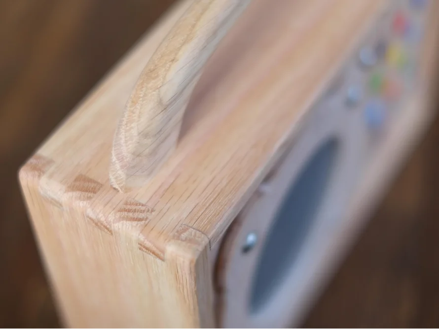 Spielzeug-Radio aus Holz