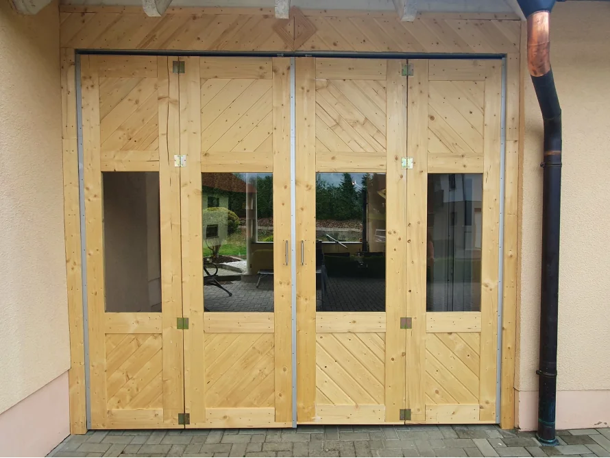 Holztüren mit Glaseinsatz