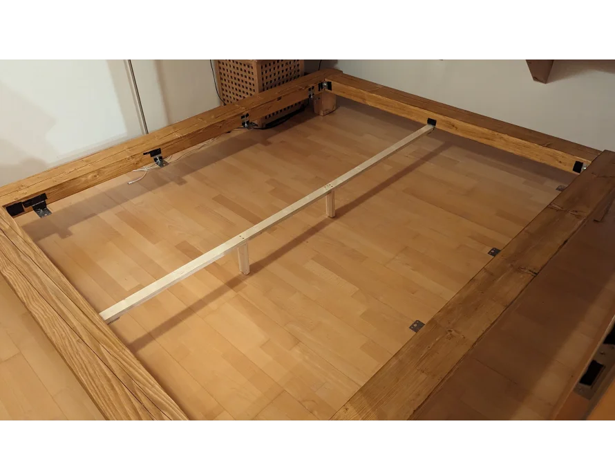 Holzbettgestell im Aufbau