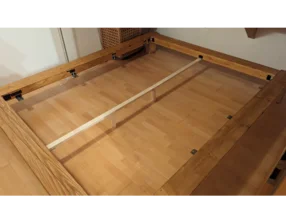 Holzbettgestell im Aufbau