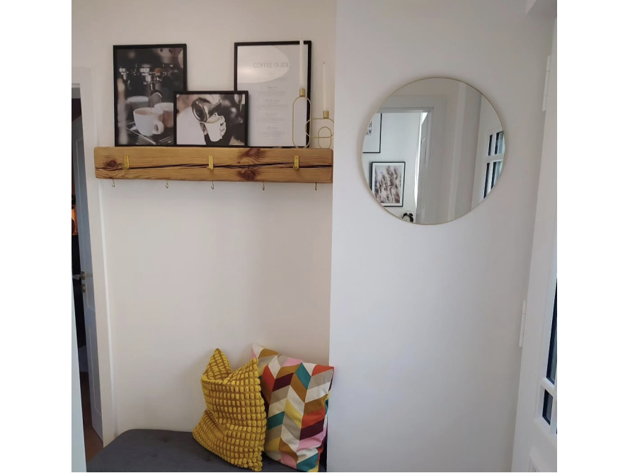 Garderobe mit Spiegel und Bildern