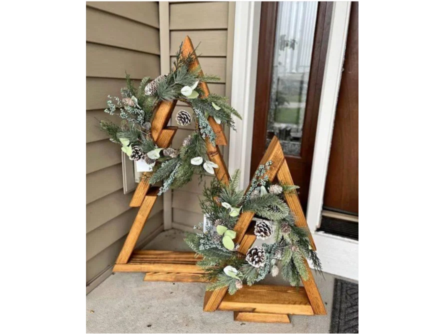 Zwei hölzerne Weihnachtsbäume als Dekoration