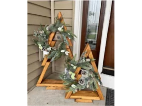 Zwei hölzerne Weihnachtsbäume als Dekoration