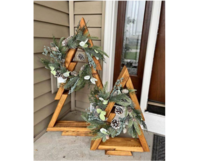 Zwei hölzerne Weihnachtsbäume als Dekoration