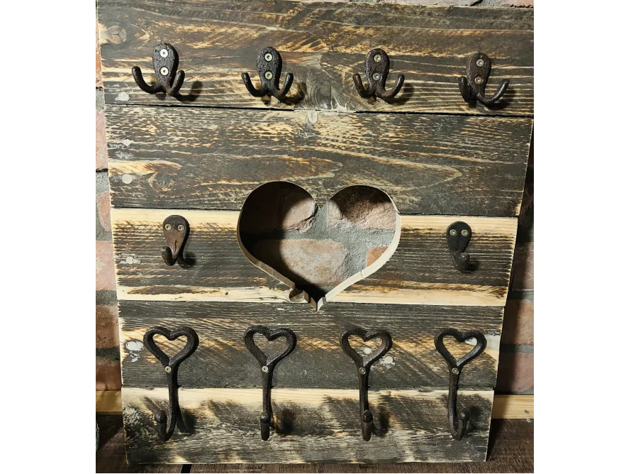Garderobe aus Holz mit Herz und Haken