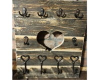 Garderobe aus Holz mit Herz und Haken