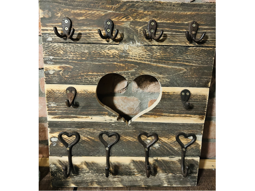 Garderobe aus Holz mit Herz und Haken
