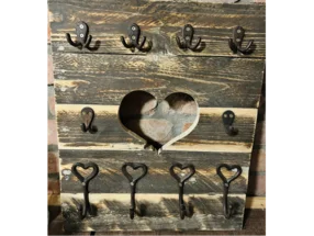 Garderobe aus Holz mit Herz und Haken