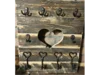 Garderobe aus Holz mit Herz und Haken