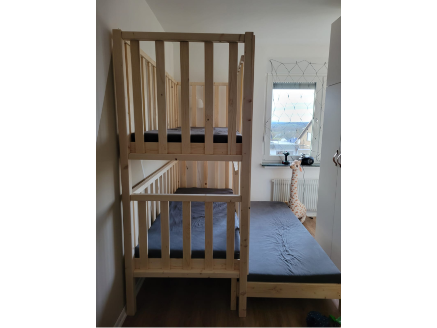 Ein Hochbett aus hellem Holz mit zwei übereinanderliegenden Liegeflächen
