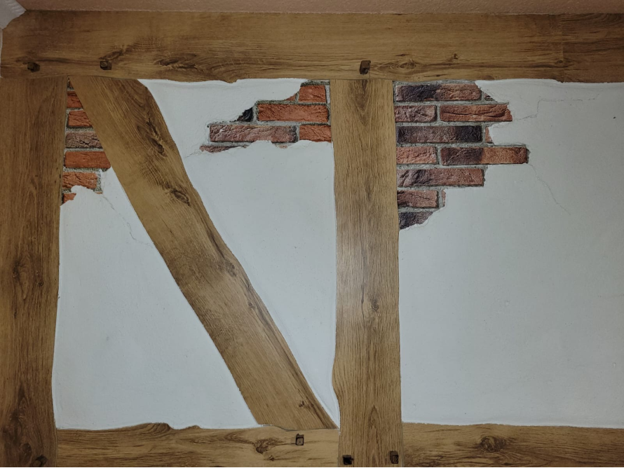 Fachwerkwand mit Ziegelsteinen