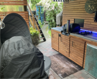 Außenküche mit Grill und Kühlschrank