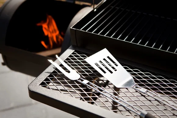 Grillbesteck auf einem Grillrost