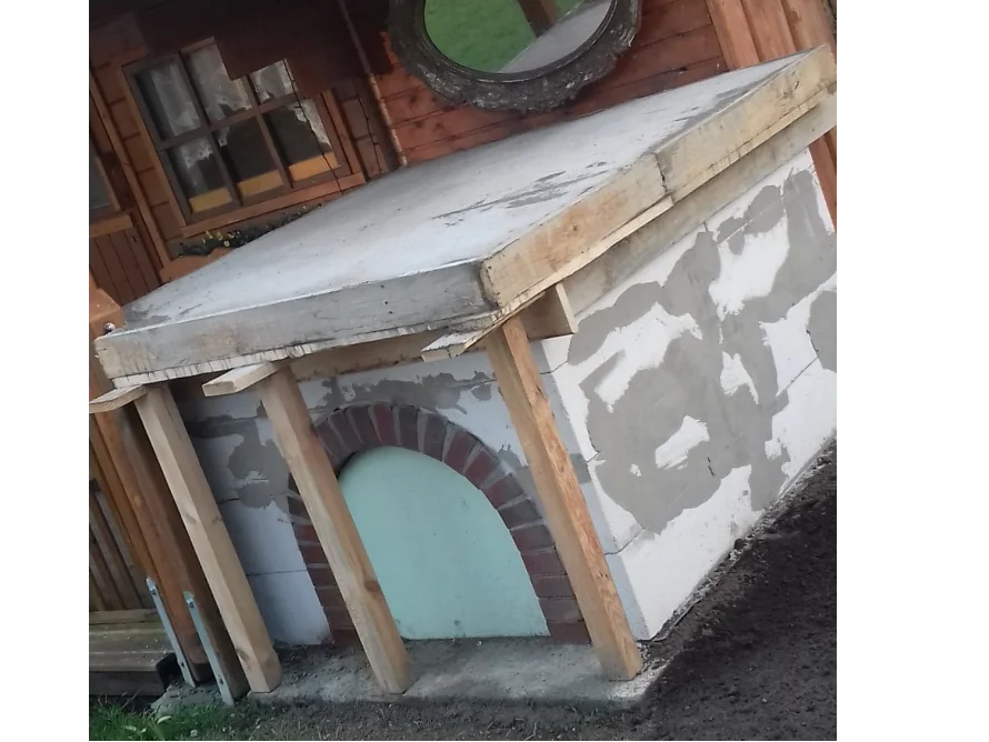 Unfertiger Pizzaofen aus Stein