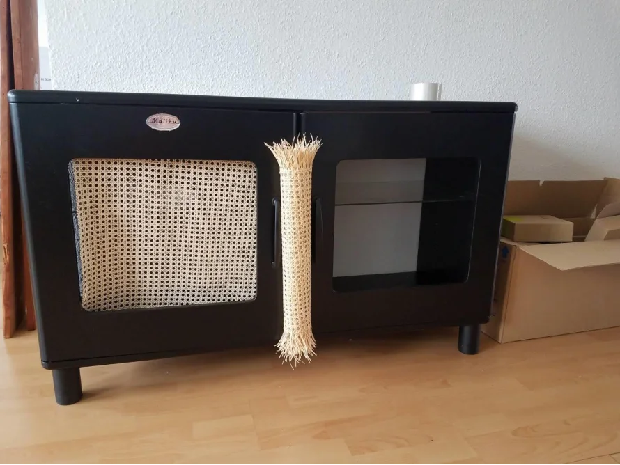 Schwarzer Schrank mit Rattan und Glasfach