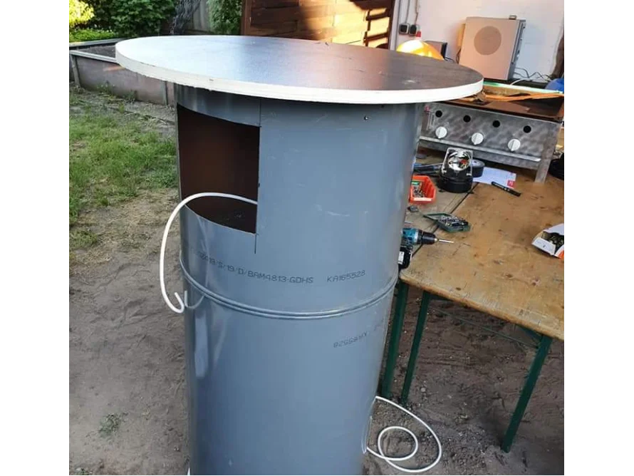 Stehtisch aus grauer Tonne