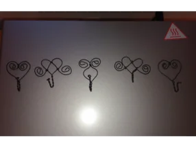 Fünf drahtgebundene Herzfiguren