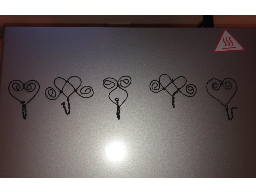 Fünf drahtgebundene Herzfiguren