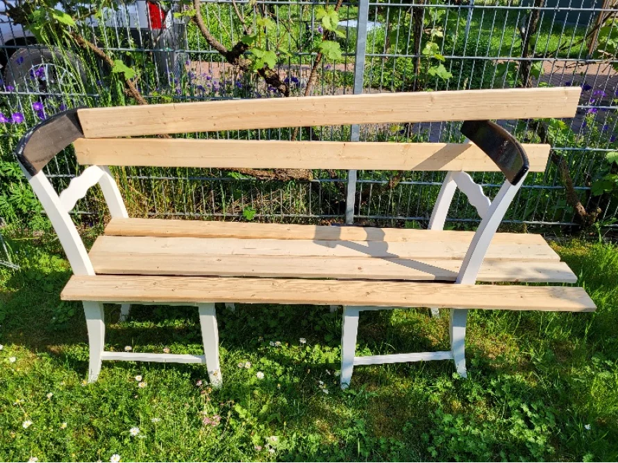 Gartenbank aus zwei Stühlen gebaut