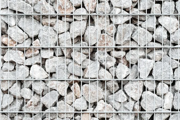 Gabionenwand aus grauen Steinen