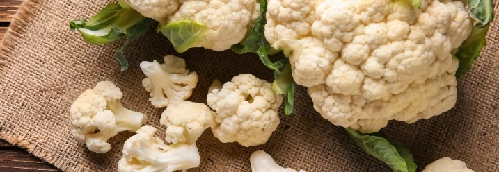 Frischer Blumenkohl auf einem Jutetuch.