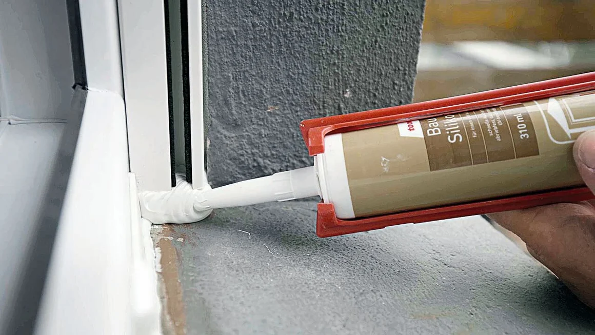 Fensterfuge mit Silikon abdichten
