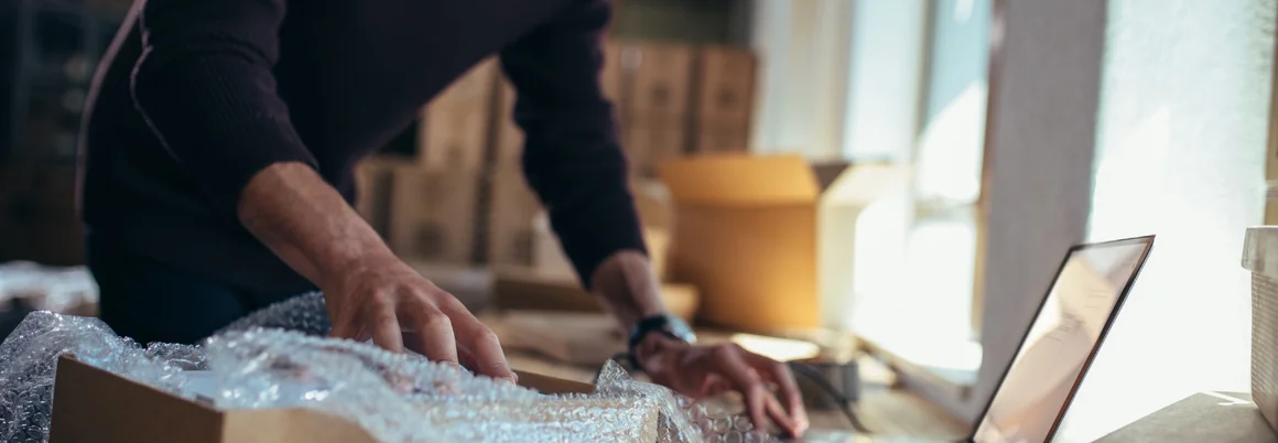 Person verpackt Karton