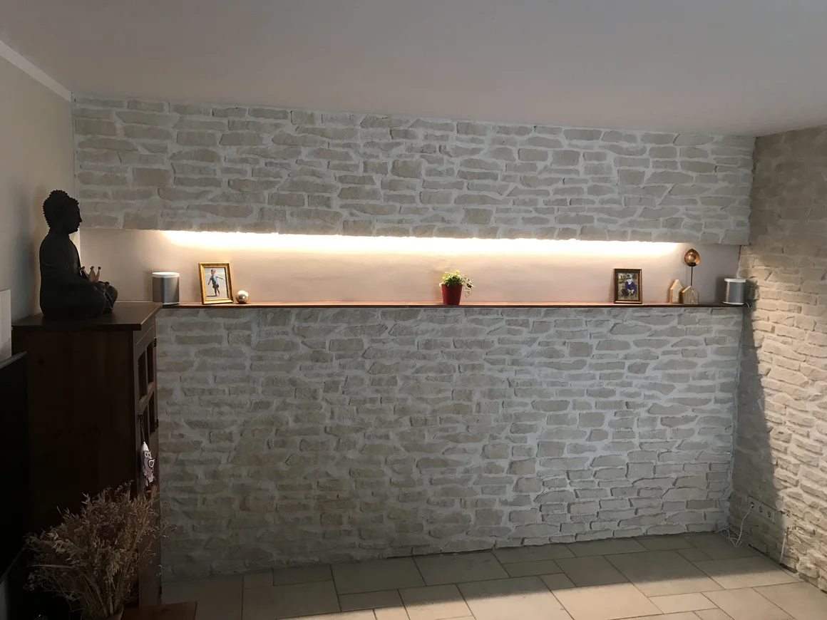 Steinwand mit beleuchtetem Absatz