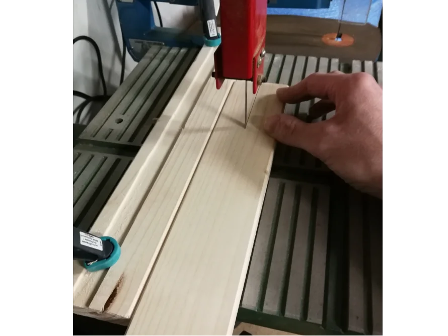 Holz wird mit einer Dekupiersäge geschnitten