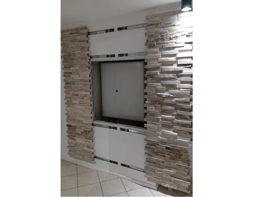 Verkleidung einer Wandnische mit Steinplatten