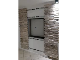 Verkleidung einer Wandnische mit Steinplatten