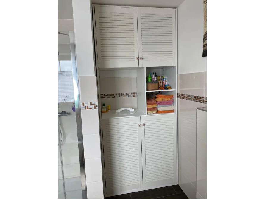 Weißer Badezimmerschrank mit Jalousietüren