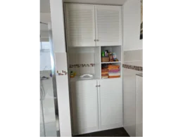 Weißer Badezimmerschrank mit Jalousietüren