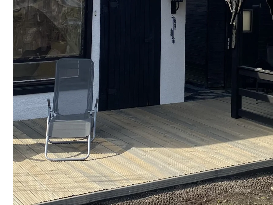 Holzterrasse mit Liegestuhl