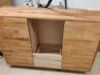 Holzkommode mit Schubladen während des Aufbaus