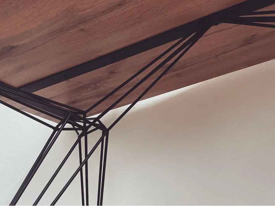 Tischunterseite mit Metallgestell