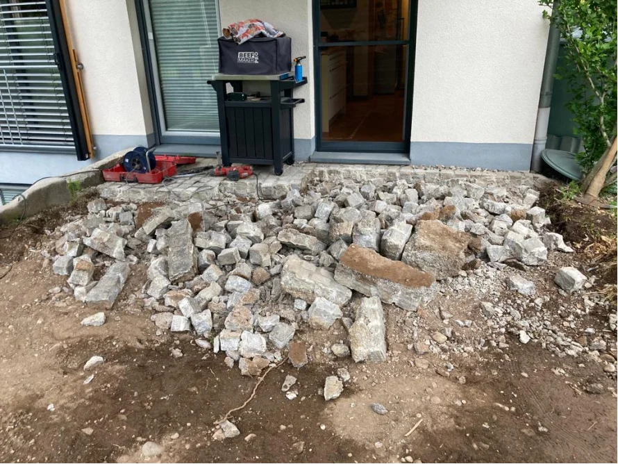 Ein Haufen von Betonbruch vor einer Terrassentür