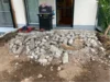 Ein Haufen von Betonbruch vor einer Terrassentür