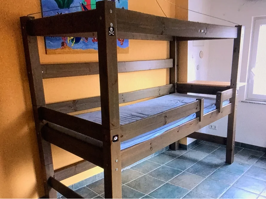 Ein Hochbett aus dunklem Holz