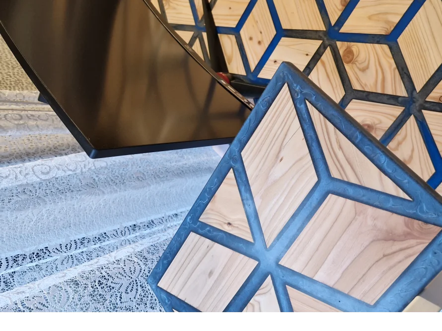 Holztisch mit blauem Epoxidharz