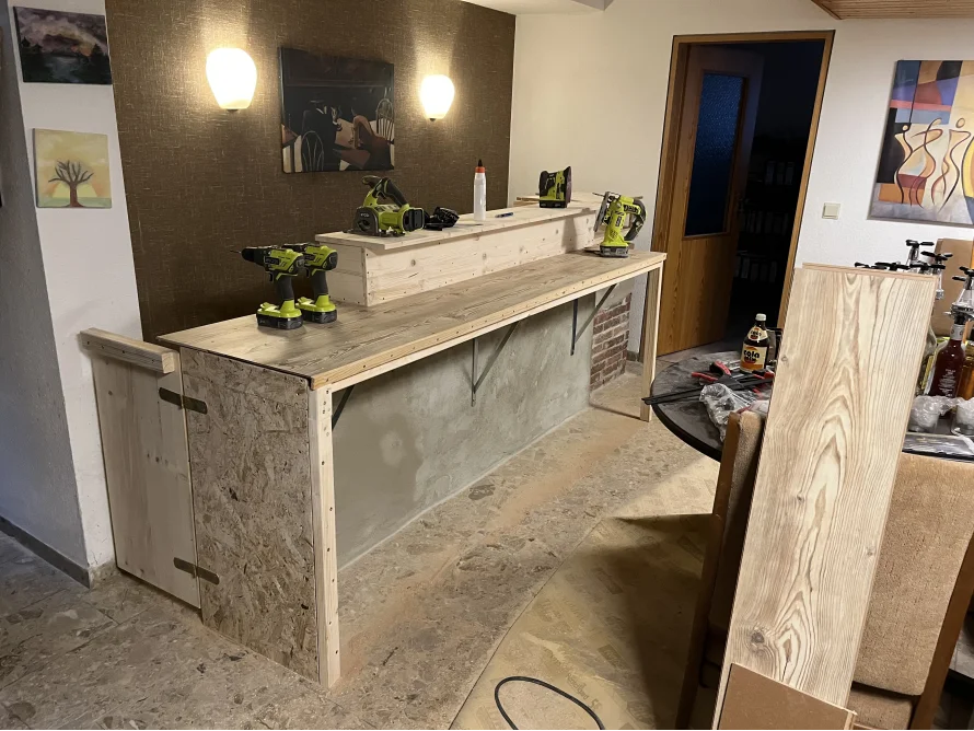 Theke aus Holz während des Baus